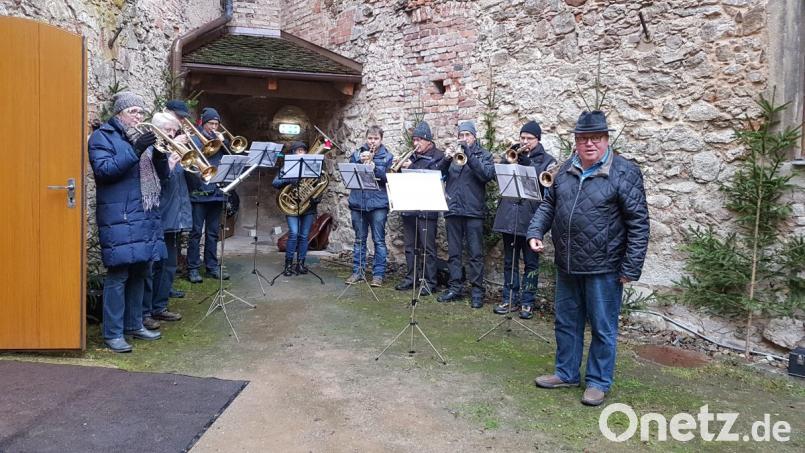 Der Posaunenchor Vohenstrauß eröffnet den 12. Weihnachtsmarkt auf Schloss Burgtreswitz mit adventlichen Klängen. Bild: gi