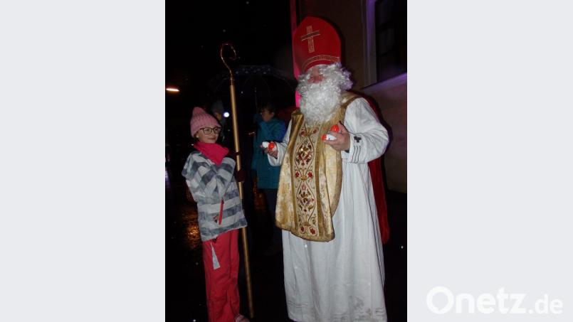 Der Nikolaus beschert brave Kinder Bild: wrt