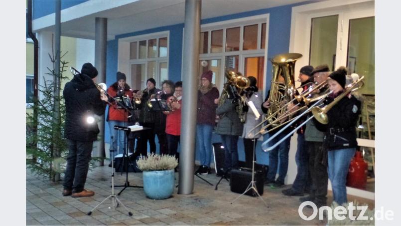Auch das Standkonzert des evangelischen Posaunenchor gehört seit Jahren zum Kohlberger Weihnachtsmarkt. Bild: jml