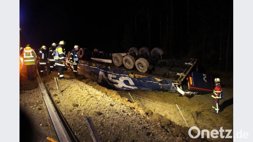 Der Sattelzug stürzte die Böschung hinab und musste mit Hilfe eines Krans geborgen werden. Bild: Verkehrspolizeiinspektion Amberg
