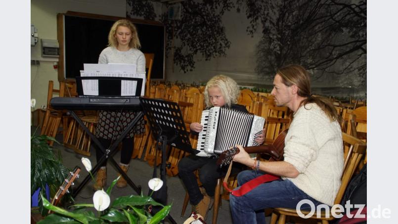 Jasmina, Samuel und Martin Neudecker auf der Bühne der MMM-Kantine. Bild: mmj