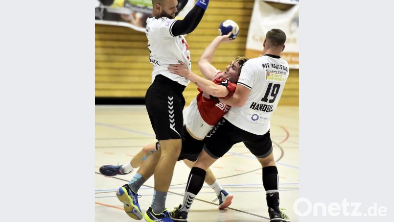 Der Sulzbacher Filip Dujcak (Mitte) ließ sich auf der ungewohnten Spielmacherposition nur selten stoppen und harmonierte sehr gut mit Martin Burghardt am Kreis. Bild: Hubert Ziegler