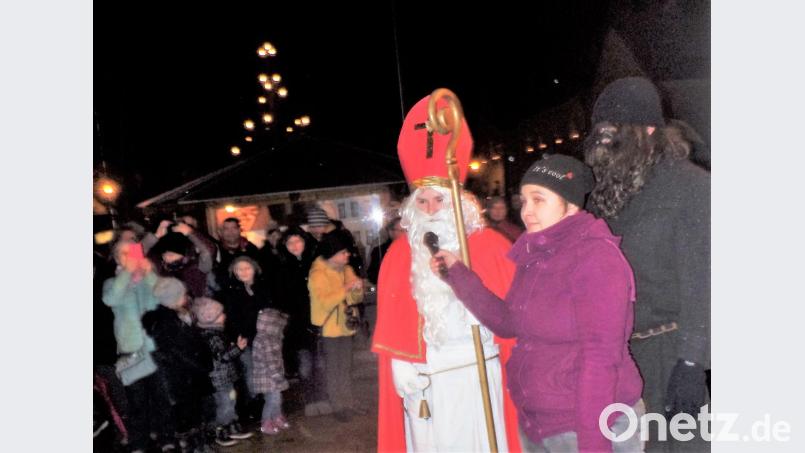 Der heilige Nikolaus und sein furchterregender Begleiter dürfen an dem Abend nicht fehlen. Vereinsgemeinschaftsvorsitzende Saskia Bäuml begrüßt sie. Bild: jml