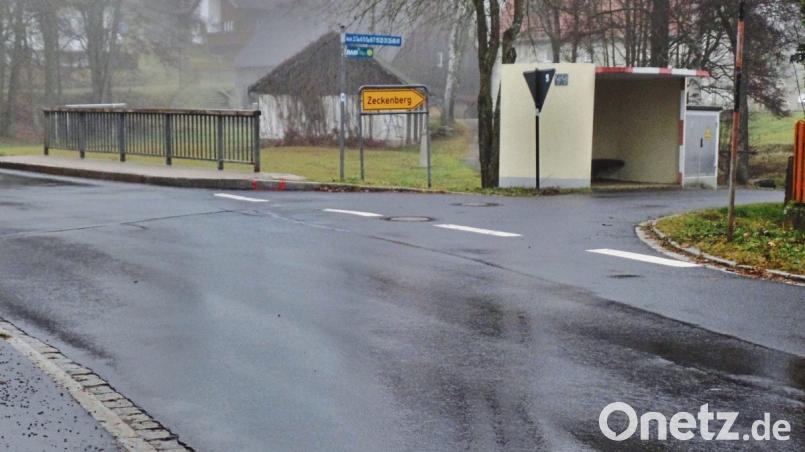 Noch unklar ist die Beleuchtungspflicht bei der Straßenbeleuchtungsanlage im Ortsteil Grünlas, insbesondere in der Kurve der Hauptstraße (Bild) und der Straße in Richtung Zeckenberg (rechts). Bild: Brendel, Hubert (BR)