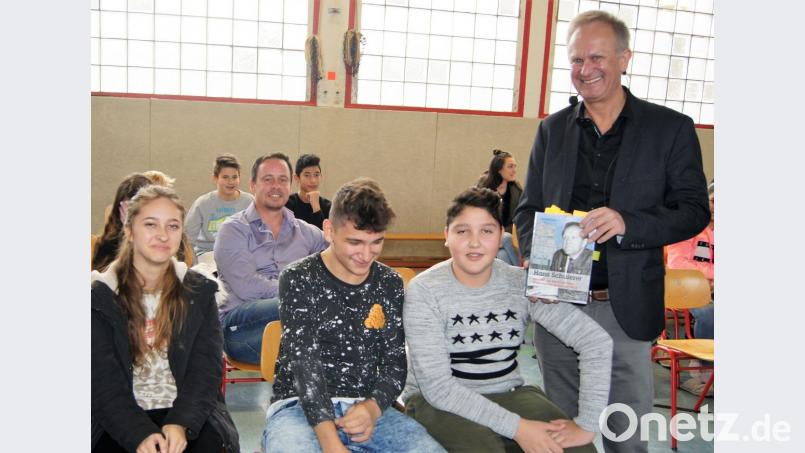 Autor Oskar Duschinger (rechts) diskutierte mit den Schülern der Kreuzbergschule über friedlichen Widerstand. Bild: Hirsch