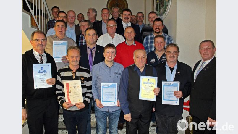 Jede Menge Ehrungen gab es anlässlich der Weihnachtsfeier der Schiedsrichtergruppe Weiden. Obmann Willi Hirsch (rechts) gratulierte den Geehrten. Bild: zer