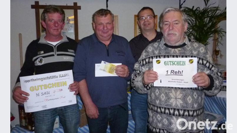 Stolz präsentiert zweiter Vorstand Holger Schmidt (zweiter von rechts) die drei Gewinner des diesjährigen Preisschafkopfs. Sieger Heinz Friedrich (zweiter von links) nimmt 200 Euro mit nach Hause. Martin Barth (links) sicherte sich ein halbes Schwein. Reinhold Groß (rechts) freut sich über ein Reh. Bild: rpp