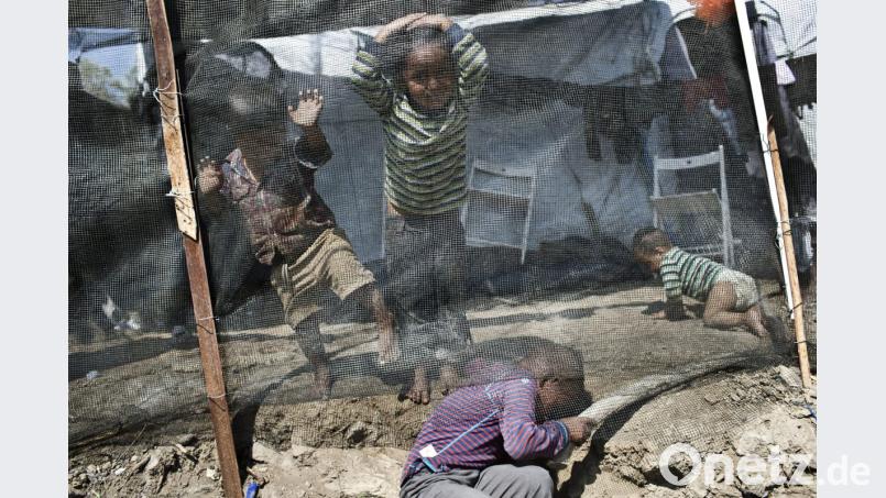 Das Bild vom Mai zeigt spielende Kinder im Flüchtlingslager Moria auf der Ägäisinsel Lesbos. Bild: Petros Giannakouris/AP/dpa