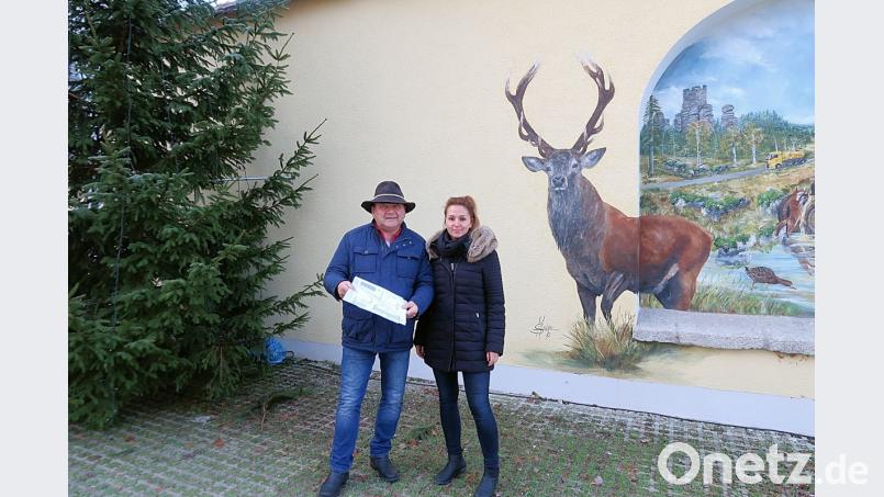 Sie sind mittlerweile echte Profis im „Friedenfelser Winterdorf“: Hauptorganisator Karl Wittmann und Sabrina Bittner treffen sich am Eingang zum Ökonomiehof zur Abschlussbesprechung. Übrigens: Vor und während der Markttage nimmt Karl Wittmann sein Markenzeichen, den Filzhut, nur zum Schlafen ab. Bild: bsc