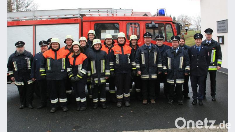 Neun Feuerwehrkräfte absolvierten den Truppführerlehrgang. Die Abschlussprüfung leitet Kreisbrandmeister Dieter Höfer (links). Unterstützt wird er von Kreisbrandmeister Florian Trießl (Dritter von rechts) und weiteren Feuerwehrleuten aus Falkenberg, Wiesau und Gumpen. Bild: wro