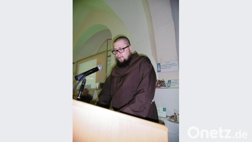 Guardian Seraphim trägt Nachdenkliches über eine Kerze vor. Bild: mma