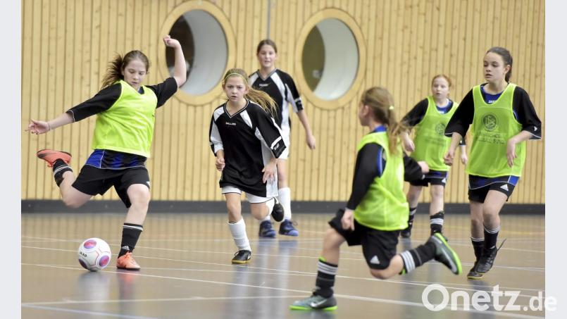 Szene aus dem Spiel um Platz 5 des 1. FC Schwarzenfeld (Mitte) gegen die SG Haselmühl/Theuern (2:1)


Bild: Ziegler Bild: Hubert Ziegler