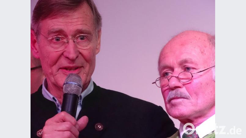 Zwei Protagonisten des Freihunger Advents: Kulturscheunen-Besitzer Günter Preuß (links) und der aus Freudenberg angereiste Weihnachtserzähler Reinhold Escherl. Bild: Wolfgang Houschka