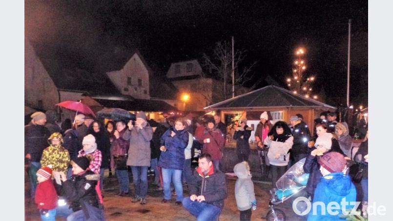 Begeisterte Eltern und Großeltern beim Lied der Kindergarten-Zöglinge für den Nikolaus. Bild: jml