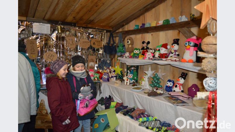 In der Deko-Hütte war die Auswahl groß. Viele Gäste nutzten die Gelegenheit für den Einkauf von kleinen Geschenken und Mitbringseln. Bild: bej
