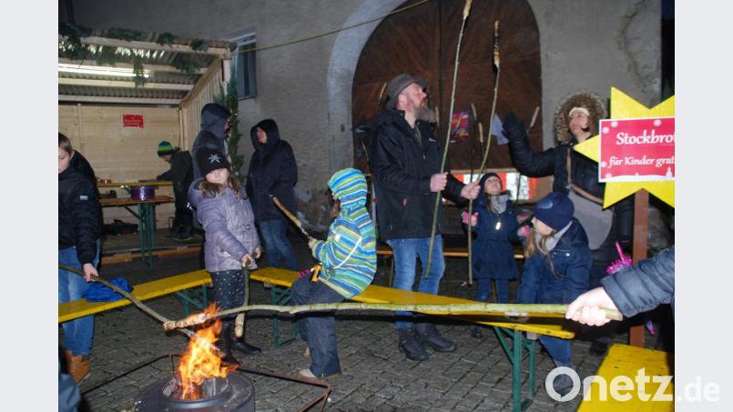 Das Stockbrot über dem offenen Feuer war ein Vergnügen für Groß und Klein. Bild: enz