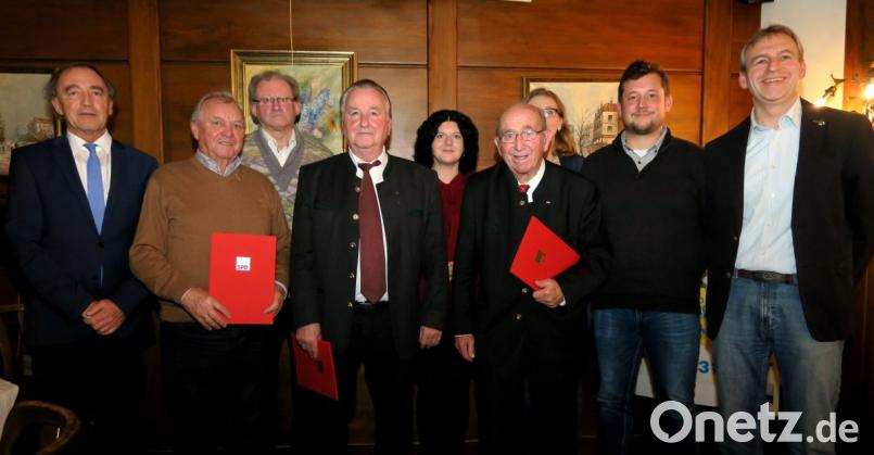 Die SPD ehrte langjährige Mitglieder, darunter Franz Sichler (Dritter von rechts), der der Partei seit 65 Jahren angehört. Bild: Hirsch