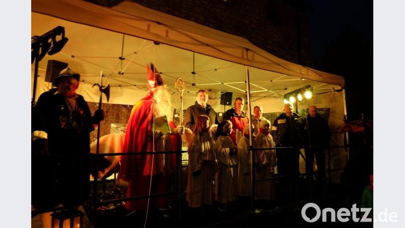 Bürgermeister Hans-Martin Schertl eröffnet mit Nachtwächter Tschung den Vilsecker Weihnachtsmarkt. Bild: Stefanie Gradl