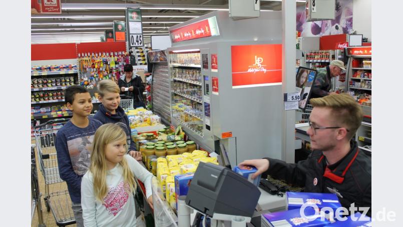 Schülerteams kauften vom Projekterlös tafelgerecht ein. Bild: lhc