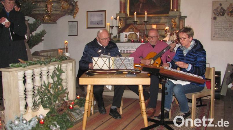 Die Mitglieder der Saitenmusik, Alfons Bogner, Ottmar Braun und Ulrike Rauch (von links), erfreuen mit der Inzeller Weihnachtsmusik und dem Marienmenuett und gliedern sich dann noch harmonisch als Sänger in den katholischen Kirchenchor Weiherhammer ein. Bild: sei