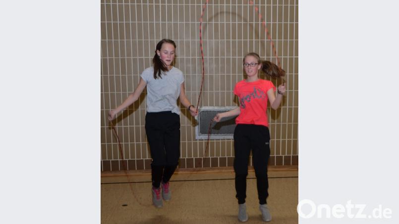 Die Schwestern Jana (links) und Alina Hölzl (rechts) aus Eslarn springen im Duett über das Seil. Bild: dob