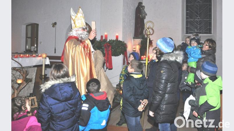 Groß ist die Feude bei allen Kindern über den Besuch des heiligen Nikolaus (Diakon Norbert Hammerl) am Schluss des Gottesdienstes. Bild: es