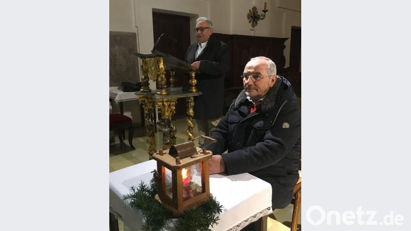 Hans Spachtholz (vorne) und OWV Vorsitzender Rudolf Bäumler gestalten die „Besinnliche Stund“ in der Stadtpfarrkirche mit weihnachtlichen Texten. Bild: bgm