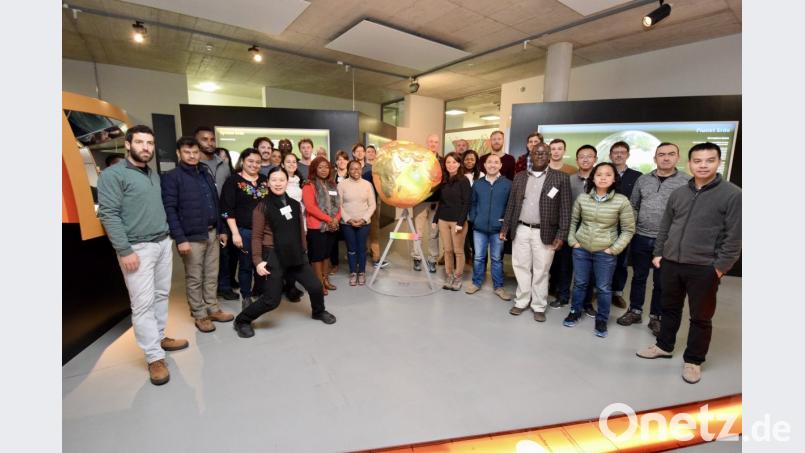 Gruppenbild im Geo-Zentrum vor einem Modell der Erde in ihrer tatsächlichen, alles andere als runden Form. Bild: J.F. Winkler