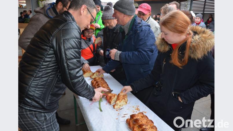 Schnell war der Weihnachtsstollen an die Gäste verteilt. Bild: jr