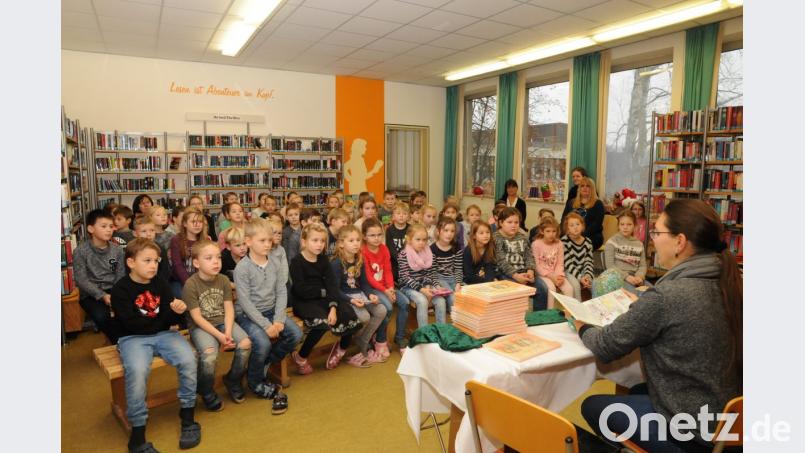 Autorin Corinna Wallner fasziniert mit ihren Geschichten die Buben und Mädchen der 1. bis 3. Klassen der Zottbachtalschule. Bild: bey