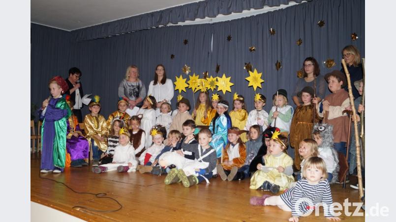 Großen Applaus gibt es für das Musical "Der Weihnachtsstern", das die Kleinen der Kindertagesstätte im Pfarrsaal aufführen. Bild: du