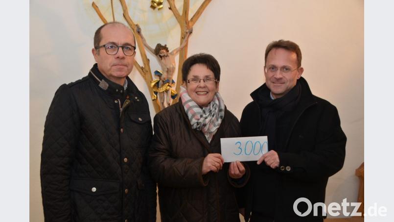 Christa Wildenauer überreicht Dekan Alexander Hösl (rechts) und Kirchenverwaltungsmitglied Werner Hanauer (links) 3000 Euro für den Umbau des Kindergartens Don Bosco. Bild: dob