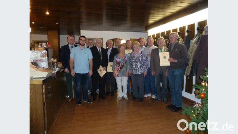 Ehrungen bei den Briefmarkenfreunden (von links): Bürgermeister Michael Göth, Vorsitzender Daniel Laurer, Mike Martynec, Wolfgang Kuske, Werner Lorenz, Karl-Heinz Ruzok, Dörte Schnerr, Herbert Rummel, Irmgard Herold, Heinz Seidenbusch, Karl Herold, Gerd Geismann und Herbert Stöcker. Bild: exb
