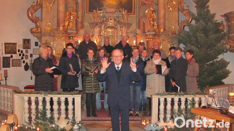Beim Andachtsjodler fordert Chorleiter Gotthard Betz die Zuhörer bei der dritten Strophe auf mitzusingen. Bild: sei