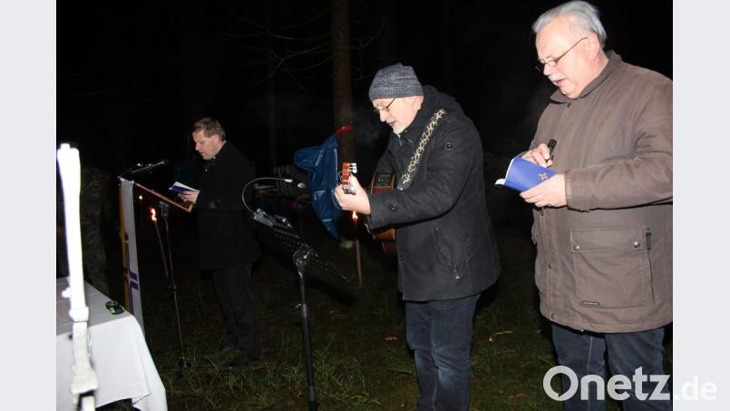 Militärgeistlicher Alexander Brosch (links) und Ludwig Fleischmann (Mitte) auf der Gitarre gestalteten die besinnliche Stunde im Wald. Rechts der katholische Pfarrhelfer Herbert Sturm. Bild: frd
