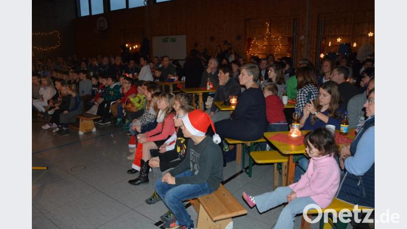 Voll besetzt war die Pechbrunner Schulturnhalle bei der Nikolausfeier. Bild: jr