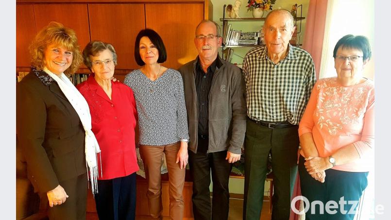 Unter den zahlreichen Gratulanten waren nicht nur Famillie und Bekannte, sondern auch 3. Bürgermeisterin Sonja Heindl (links), die die Grüße der Stadt Erbendorf überbrachte. Alle waren sich einig: Ihre 90 Jahre sieht man Marianne Rahn (zweite von links) nicht an. Bild: ckl