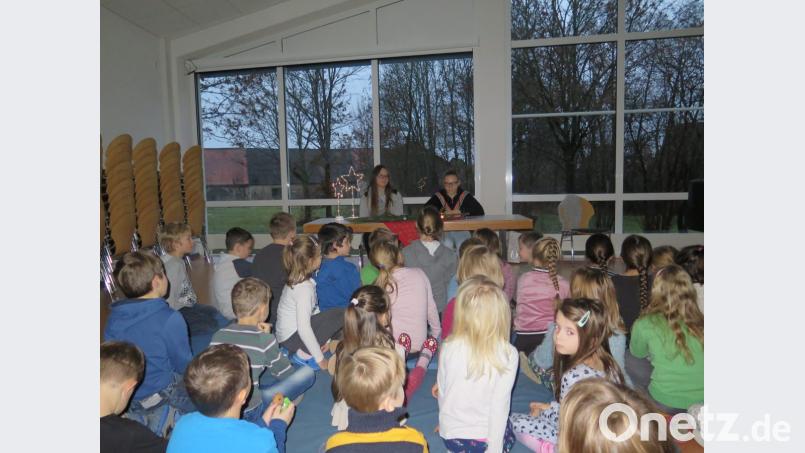 „Habt ihr alles verstanden?“, fragt Förderlehrerin Renate Szeri, als Emily Preißinger und Nadine Bielert (von rechts) ihre Adventsgeschichten vorgelesen haben. Bild: jzk