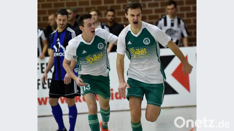 Der SV Mitterteich ist beim Oberpfalz-Medien-Cup immer für einen Torjubel gut: Im vergangenen Jahr belegten Maurico Göhlert (rechts) sowie Tobias Müller (daneben) und Co. den dritten Platz. Bild: A. Schwarzmeier