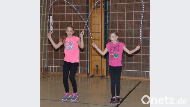 Im Rhythmus über das dünne Seil zu springen ist das bekannte Seilhüpfen von früher und kommt als Rope Skipping zurück in die Turnhallen. Bild: dob