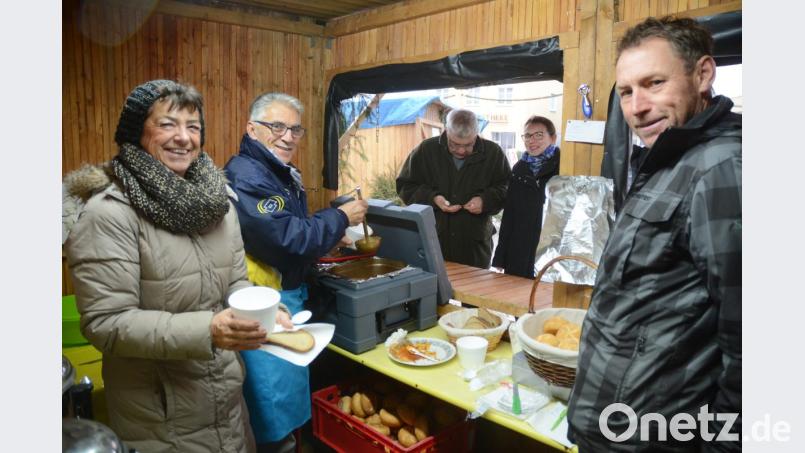 Waltraud Zupfer, Juan Vilas und Michael Vogl (vorne von links) sorgen sich ums Wohl der Mittagsgäste am Weihnachtsstandl. Bild: Gabi Schönberger