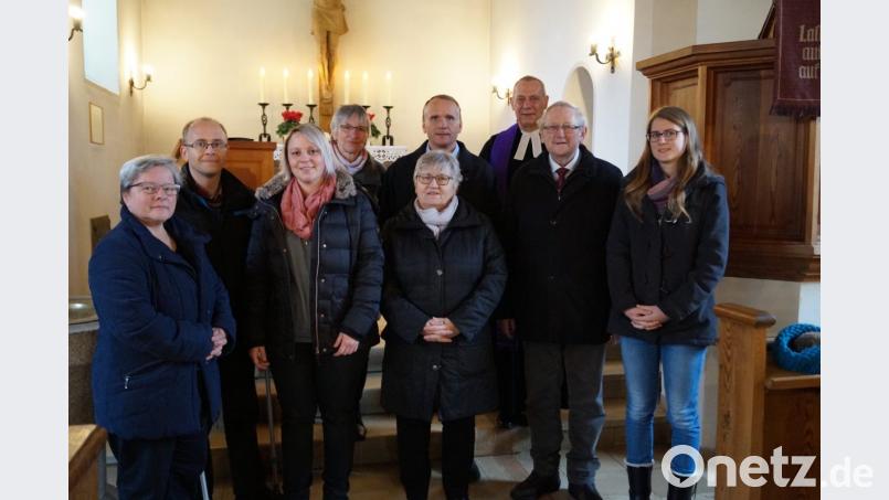 Beate Hilpert und Alexander Borchert (links) wurden von Pfarrer Klaus Wening und dem neuen Kirchenvorstand verabschiedet. Bild: fppö