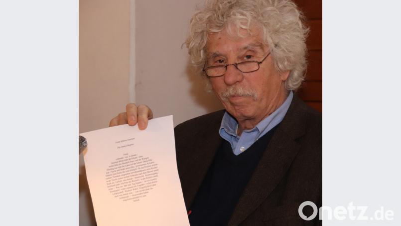 Lyriker Johano Strasser mit einem &quot;Rundgedicht&quot;. Bild: Thomas Dobler