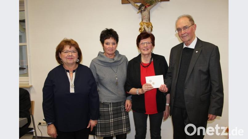 500 Euro spendete die KAB Tirschenreuth aus dem Kreativen Töpfer- und Weihnachtsmarkt an Pater Helmut Stadermann. Er wird den Betrag an das diesjährige Weihnachtsprojekt der Steyler Missionare in Argentinien weiterleiten. Im Bild (von links): Christine Röckl und Waltraud Manoloudas vom Töpferteam der KAB, Vorsitzende Rita Kraus und Pater Helmut Stadermann. Bild: Beate Heinrich