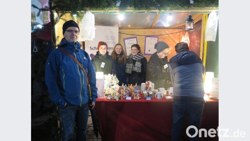 Die Schülerfirma „Creativ AG“ der Kemnather Realschule ist beim Candle-Light-Shopping mit einem Verkaufstand vertreten. Bild: jzk