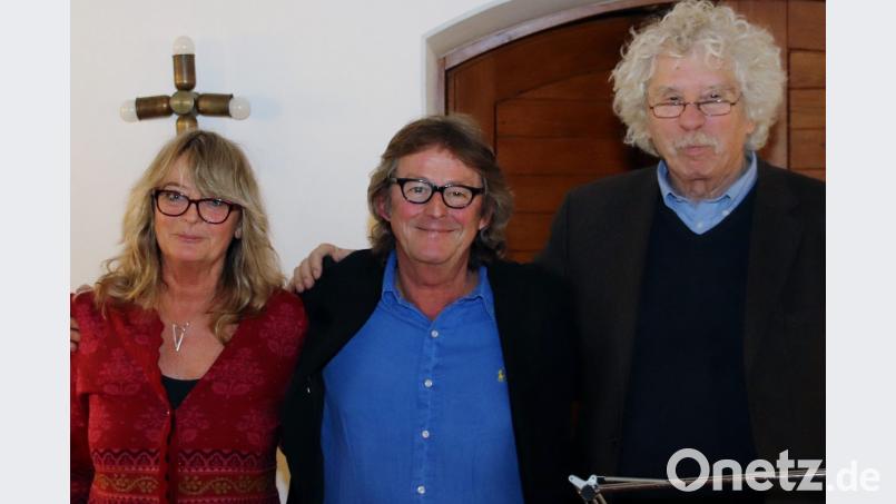 Lyrik und Musik boten im Paulaner-Gemeindesaal der Schriftsteller Johano Strasser (rechts) und das Duo &quot;Harp und Harp&quot;, also Lilo Kraus und Chris Schmitt. Bild: Thomas Dobler