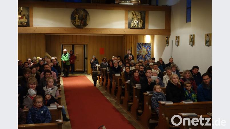 Die Expositurkirche St. Josef ist bei der Neuauflage des Steinmühler Adventssingens voll besetzt. Bild: lnz