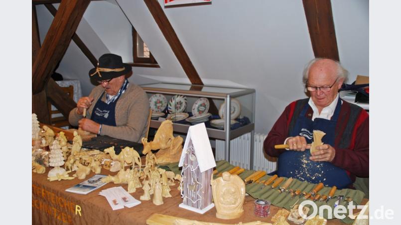 Die Mitterteicher Krippenschnitzer zeigten ihr Können im Sengerhof. Bild: enz