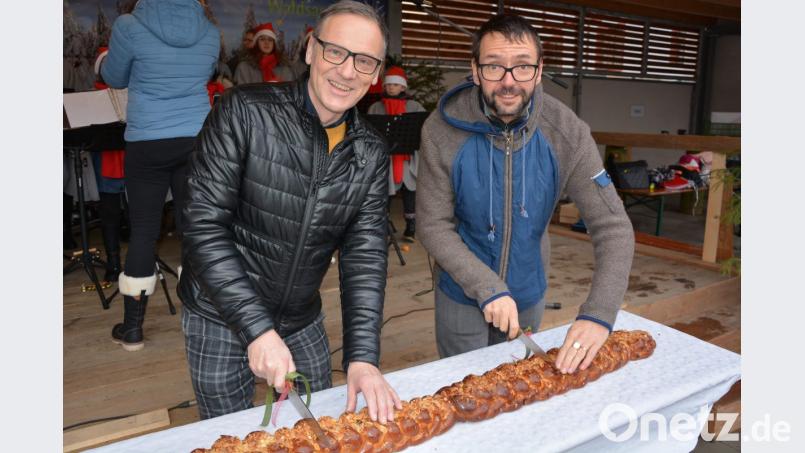 Gemeinsam schnitten die beiden Bürgermeister Bernd Sommer (links) und Patrick Pizinger den Weihnachtsstollen an, den die Gäste aus Chodov mitgebracht hatten. Bild: jr