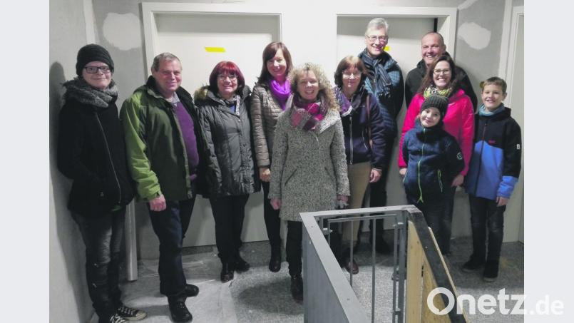 Mitglieder von Bündnis 90/Die Grünen schauen sich im Objekt der Familie Steger um und freuen sich anschließend über 16 bezahlbare und umweltfreundliche Wohnungen. Bild: exb